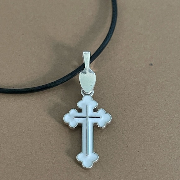 Silver & white enamel gothic style cross pendant necklace with lobster clasp. - Picture 3 of 3